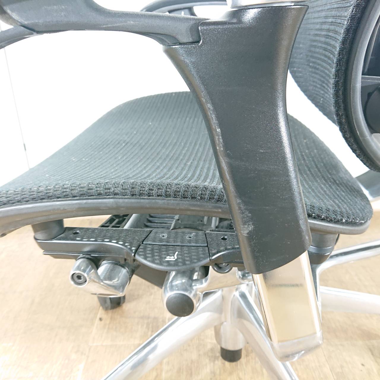 【送料無料】訳あり/肘脚傷あり 中古 オカムラ 高級チェア コンテッサ ブラック ハイバック 肘可動式②