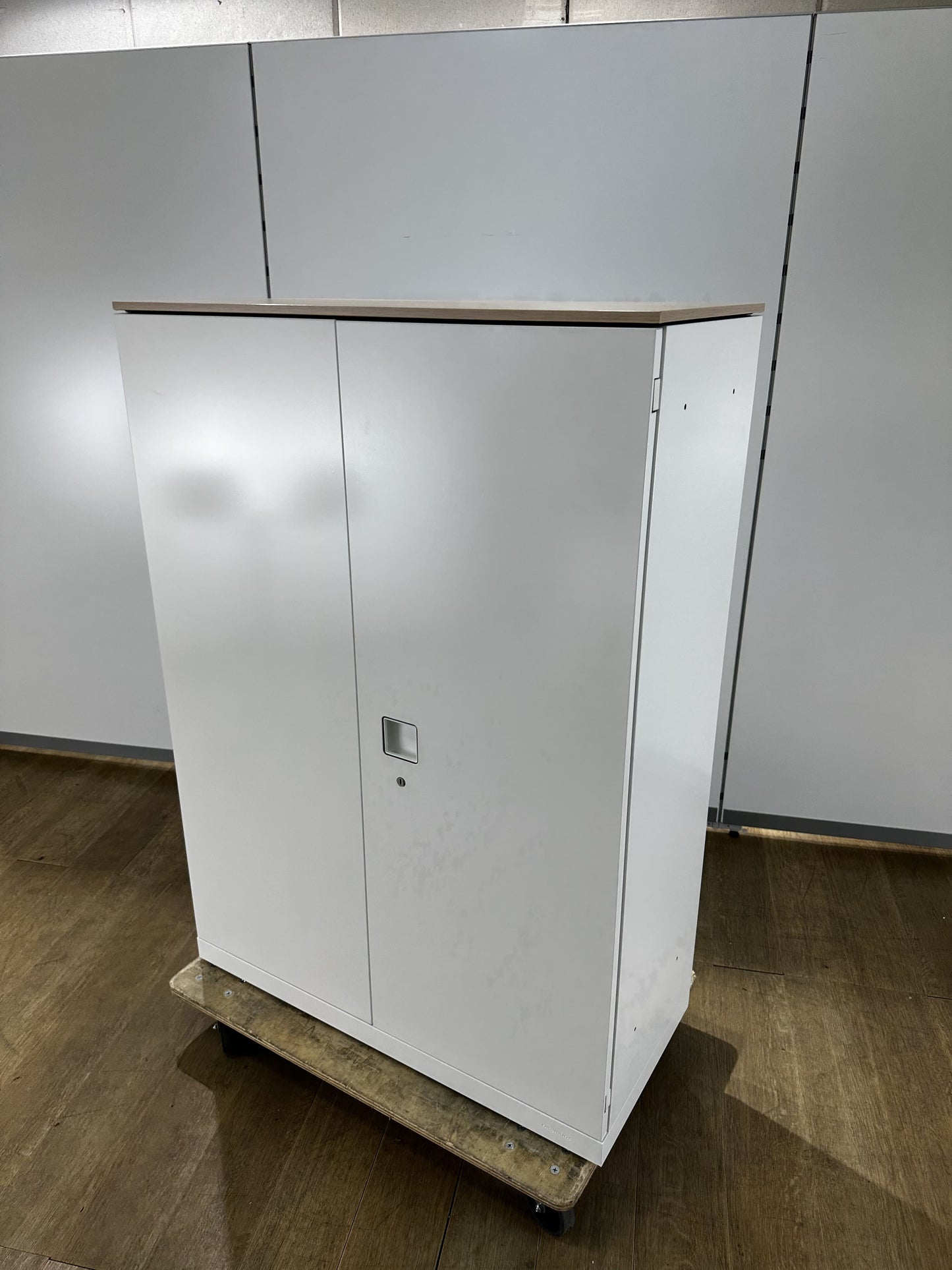 中古|オカムラ スチール書庫 書庫 両開き A4 鍵付き 天板付き ホワイト 900 400 1200 2018年製