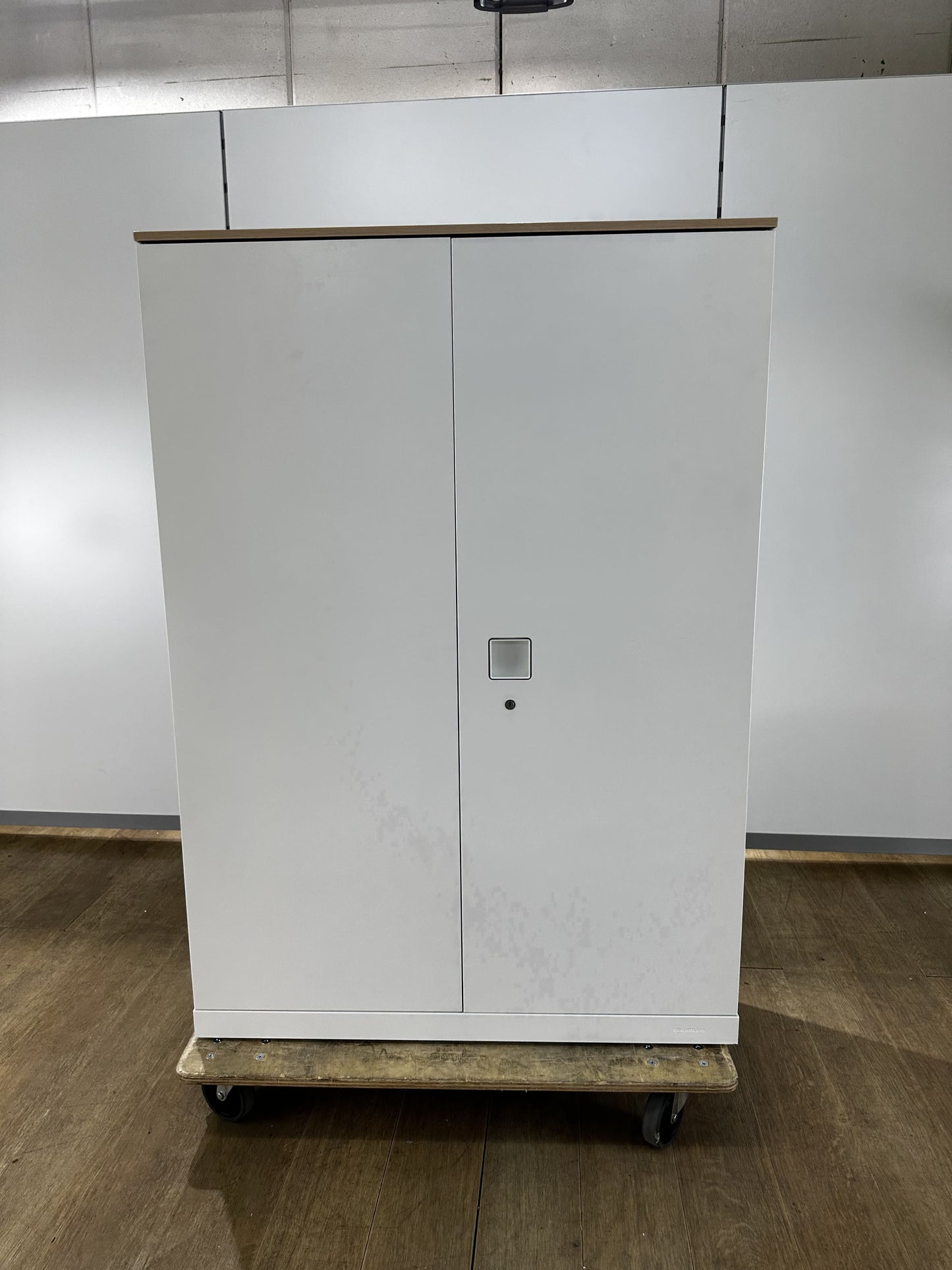 中古|オカムラ スチール書庫 書庫 両開き A4 鍵付き 天板付き ホワイト 900 400 1200 2018年製