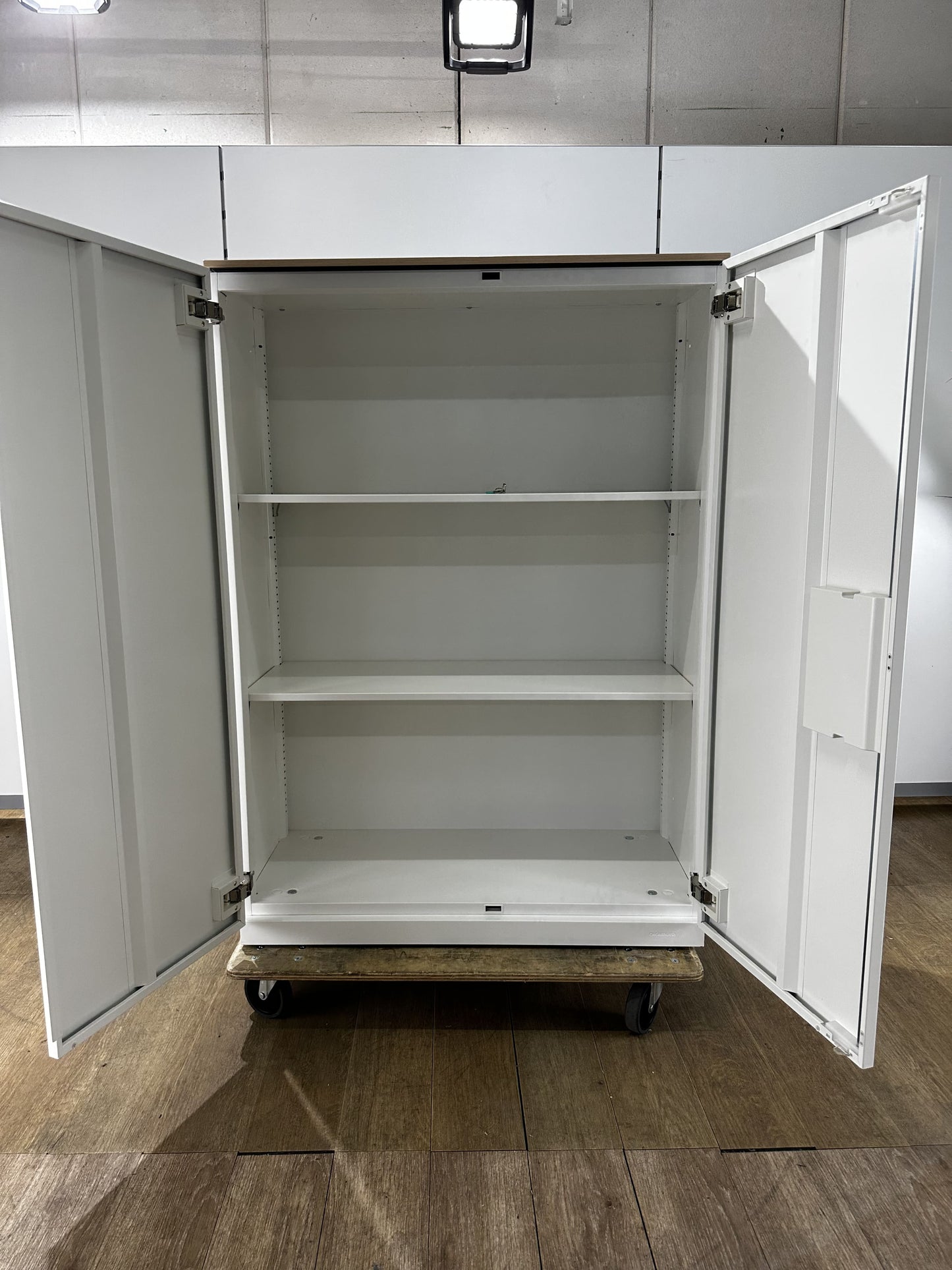中古|オカムラ スチール書庫 書庫 両開き A4 鍵付き 天板付き ホワイト 900 400 1200 2018年製