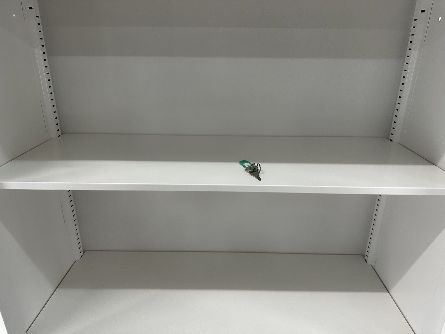 中古|オカムラ スチール書庫 書庫 両開き A4 鍵付き 天板付き ホワイト 900 400 1200 2018年製