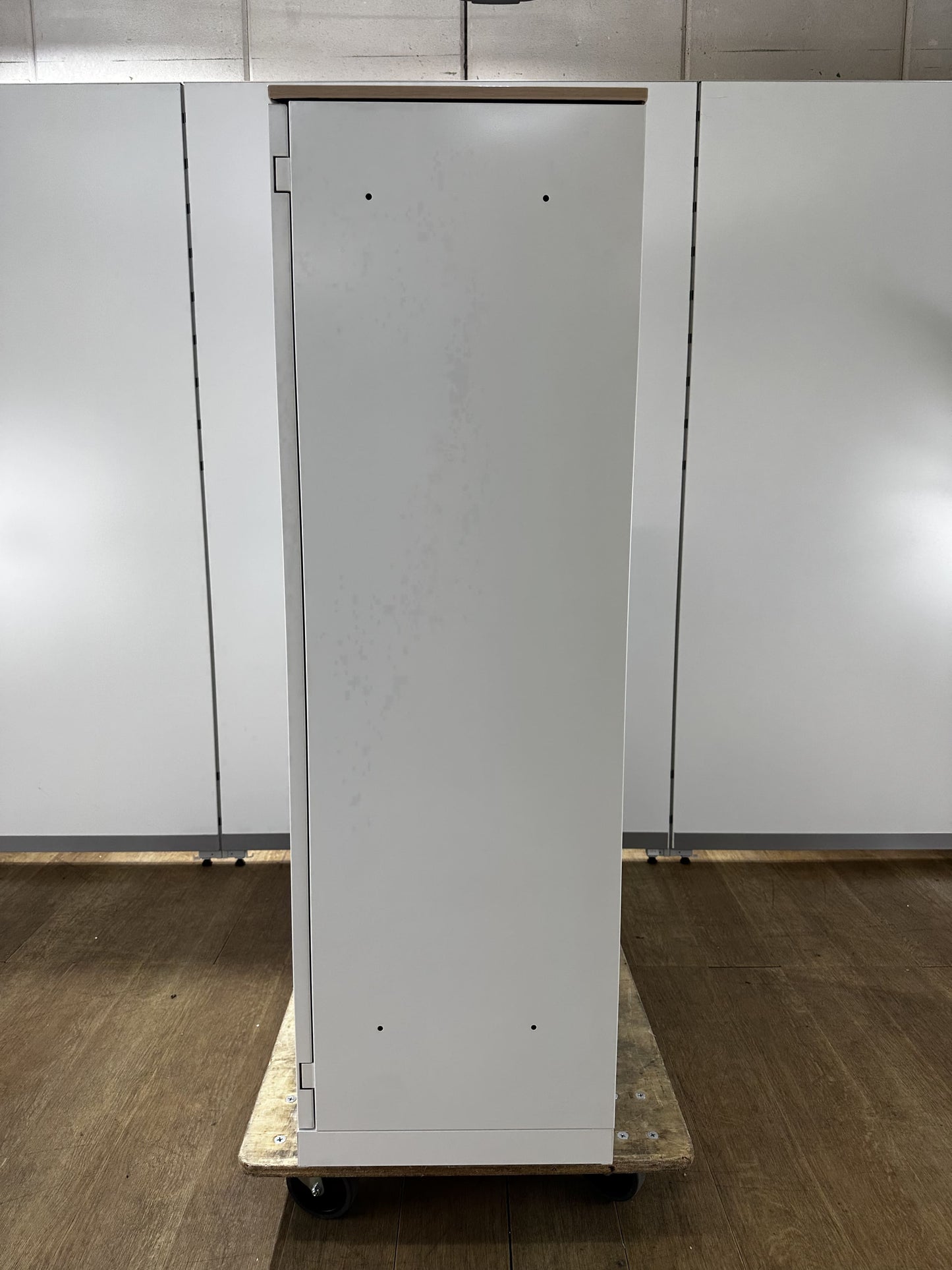 中古|オカムラ スチール書庫 書庫 両開き A4 鍵付き 天板付き ホワイト 900 400 1200 2018年製