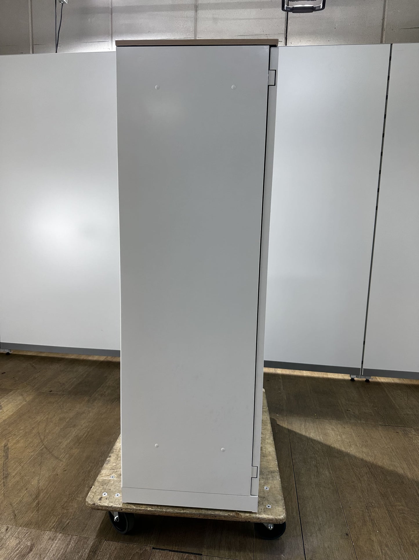 中古|オカムラ スチール書庫 書庫 両開き A4 鍵付き 天板付き ホワイト 900 400 1200 2018年製