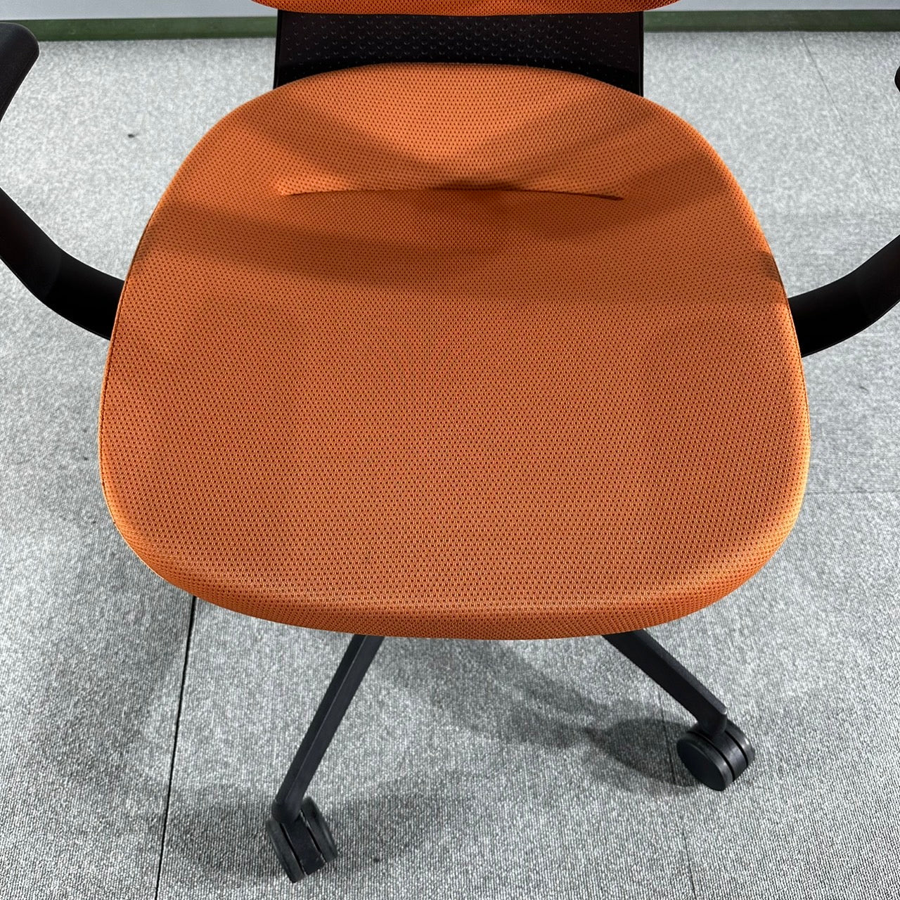 【送料無料】コクヨ ing イングチェア バーチカルタイプ 固定肘 事務椅子 2020年製 オレンジ 中古