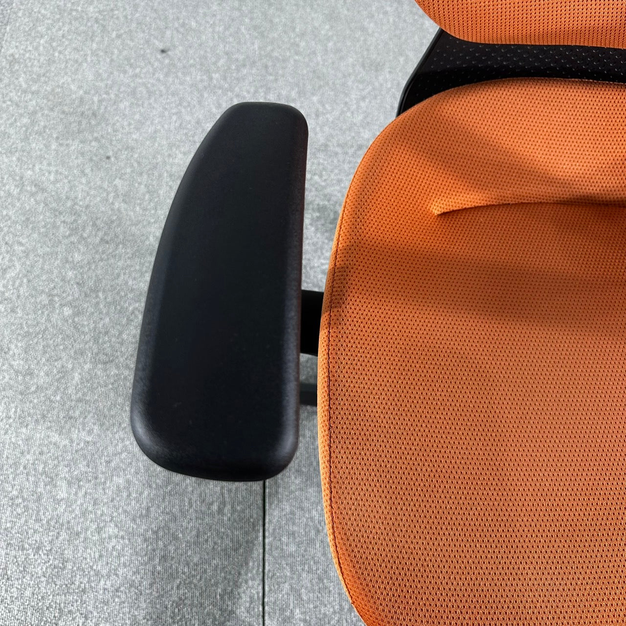 【送料無料】コクヨ ing イングチェア バーチカルタイプ 固定肘 事務椅子 2020年製 オレンジ 中古