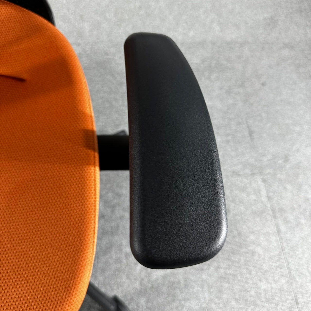【送料無料】コクヨ ing イングチェア バーチカルタイプ 固定肘 事務椅子 2020年製 オレンジ 中古
