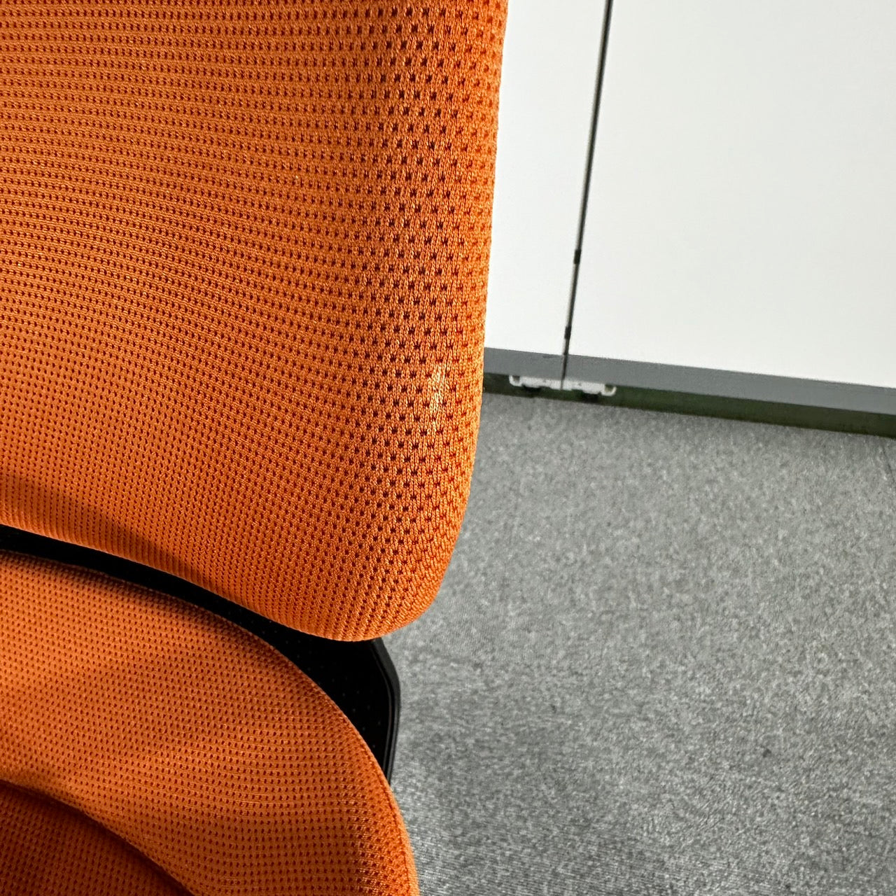 【送料無料】コクヨ ing イングチェア バーチカルタイプ 固定肘 事務椅子 2020年製 オレンジ 中古