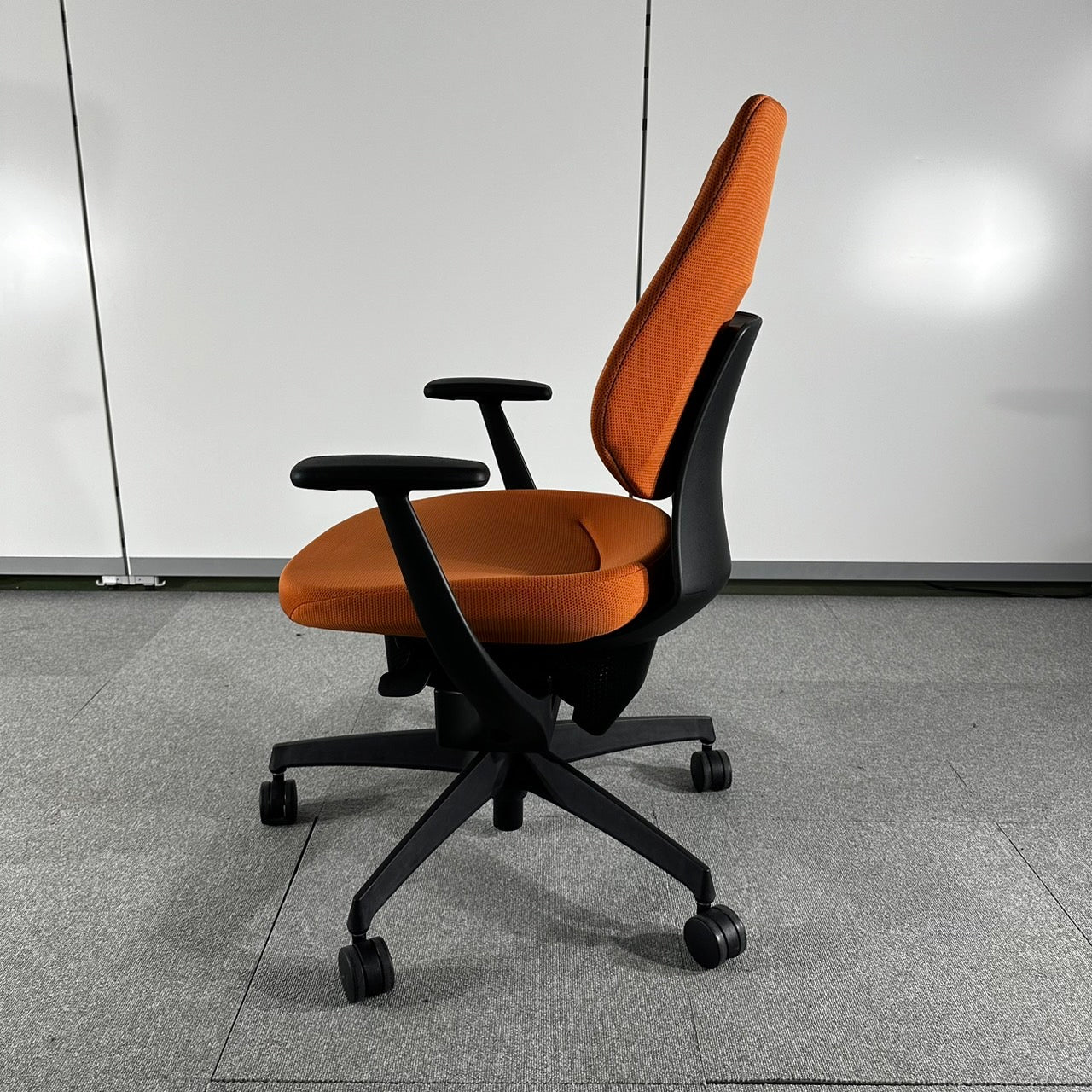 【送料無料】コクヨ ing イングチェア バーチカルタイプ 固定肘 事務椅子 2020年製 オレンジ 中古