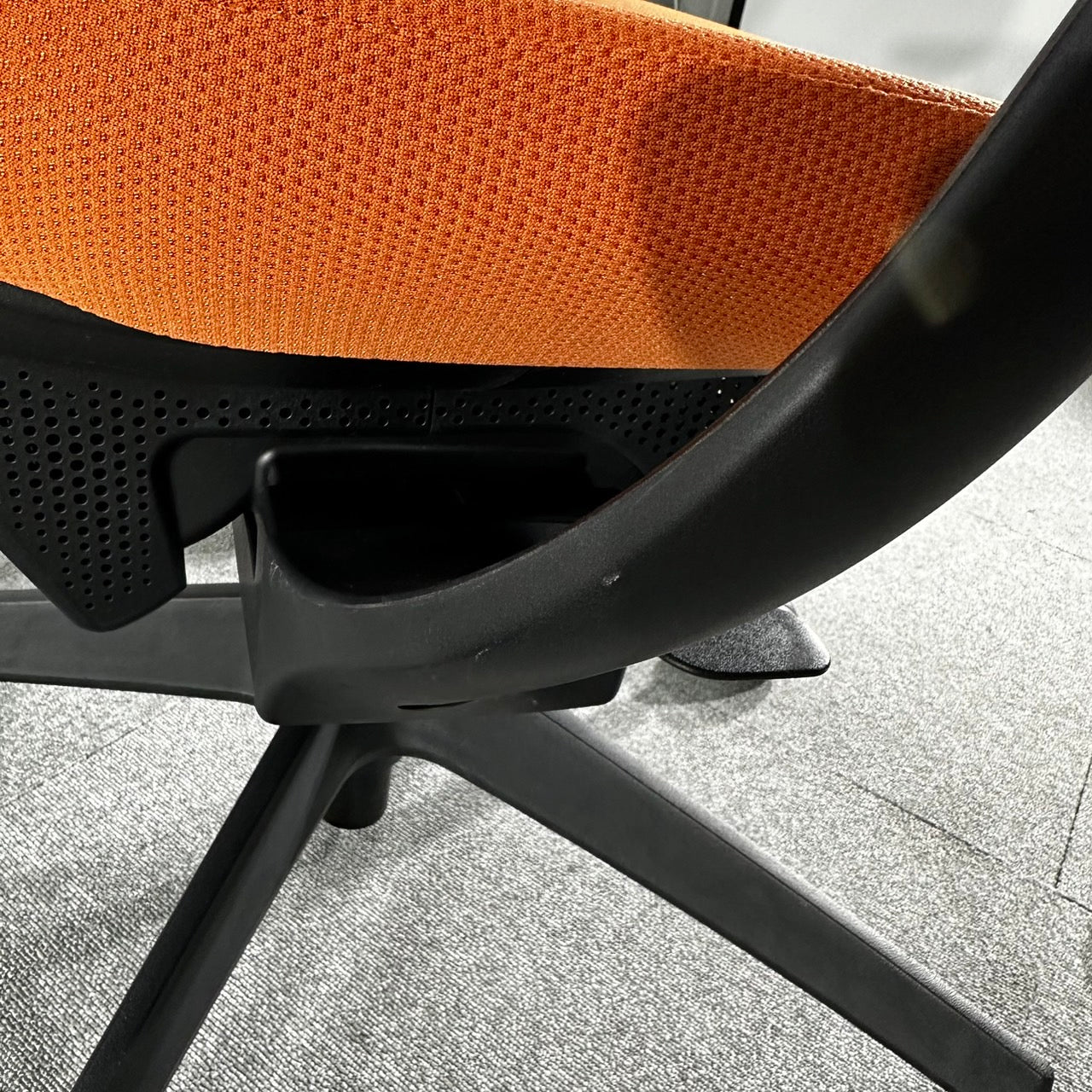 【送料無料】コクヨ ing イングチェア バーチカルタイプ 固定肘 事務椅子 2020年製 オレンジ 中古