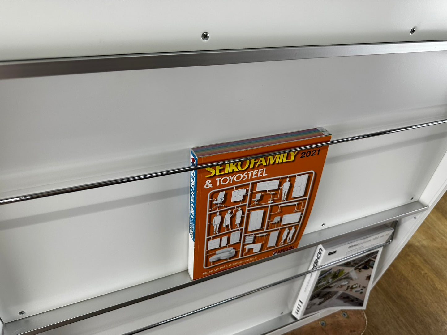 中古|オカムラ 雑誌架 雑誌棚 フラップ扉タイプ 3段 W900 D400 H1250 2017年