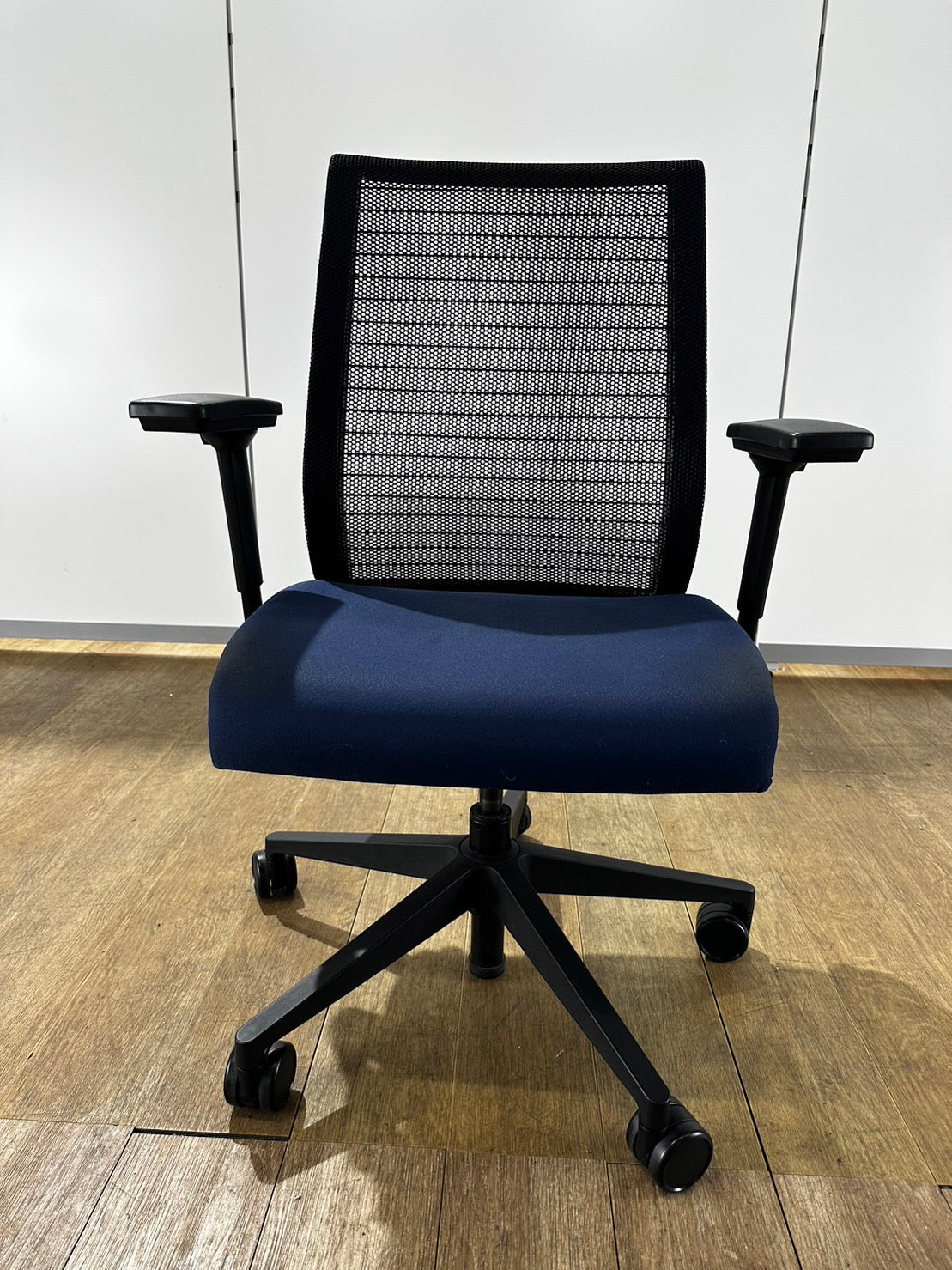 【送料無料/訳あり】スチールケース シンクチェア オフィスチェア ハイバック J507 J01FA302① 中古