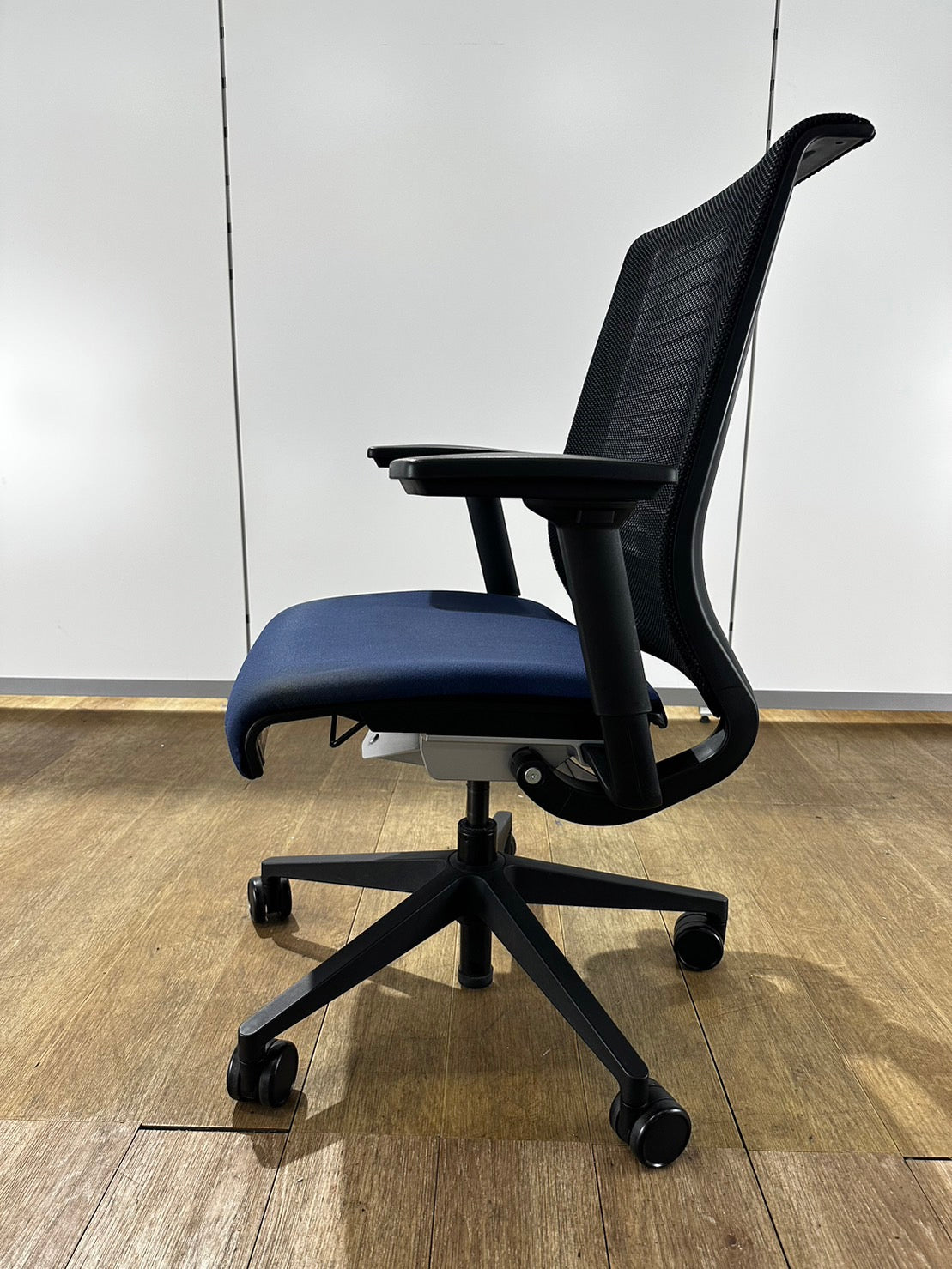【送料無料/訳あり】スチールケース シンクチェア オフィスチェア ハイバック J507 J01FA302① 中古