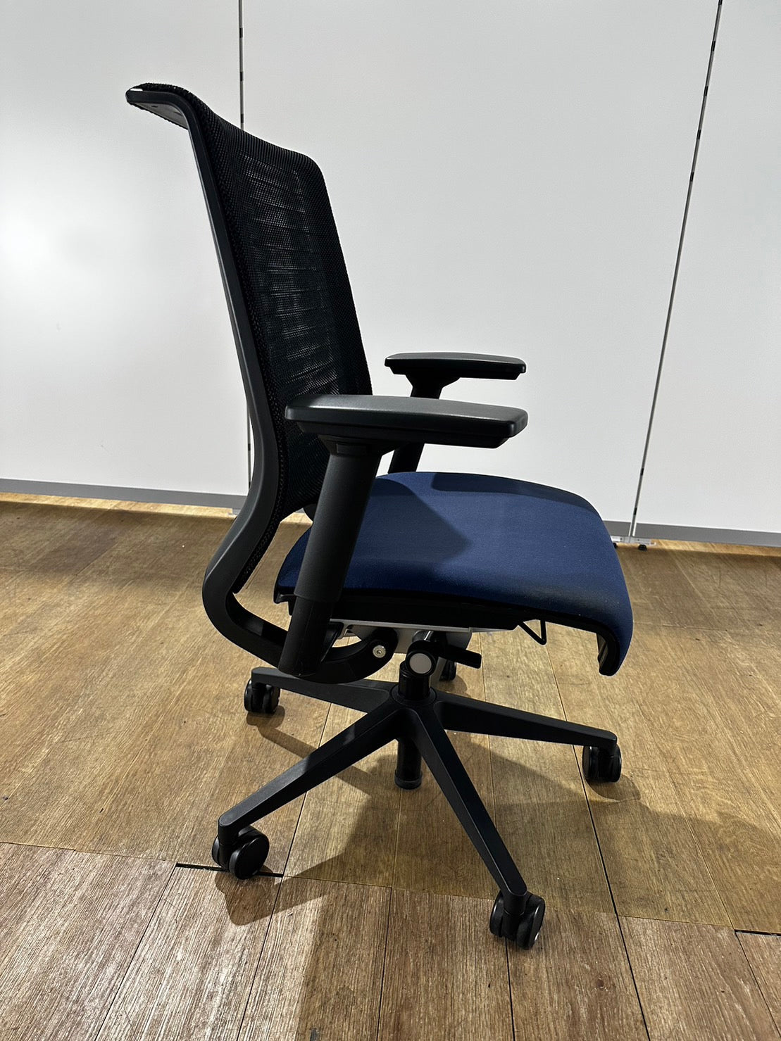 【送料無料/訳あり】スチールケース シンクチェア オフィスチェア ハイバック J507 J01FA302① 中古