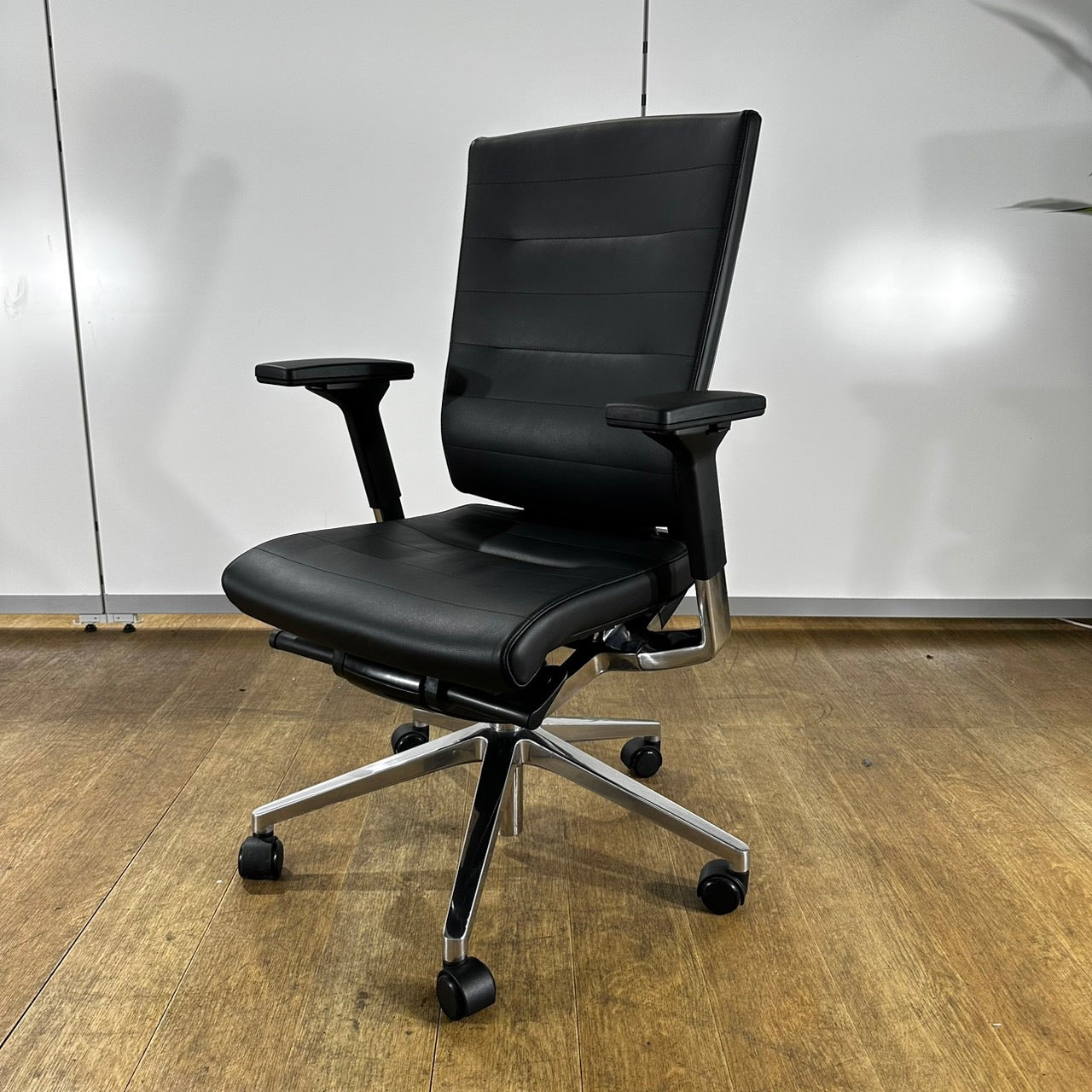 【送料無料】FURSYS CHXZ06UY 本革 オフィスチェア 稼働肘 役員 社長 中古① 2021年製