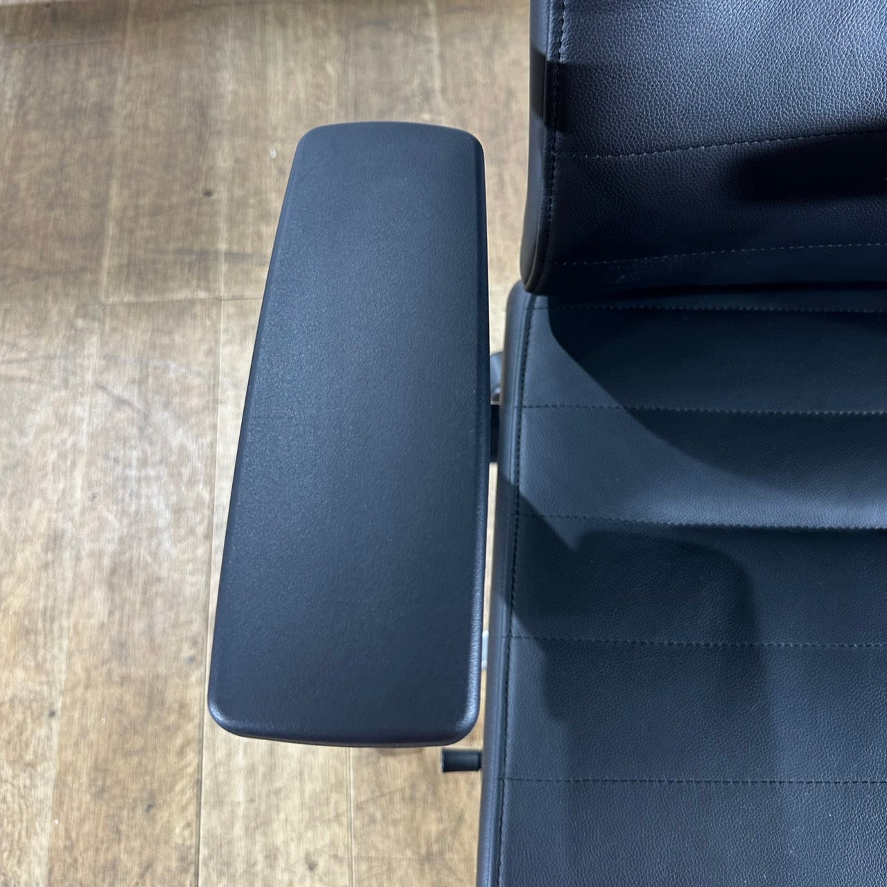 【送料無料】FURSYS CHXZ06UY 本革 オフィスチェア 稼働肘 役員 社長 中古① 2021年製