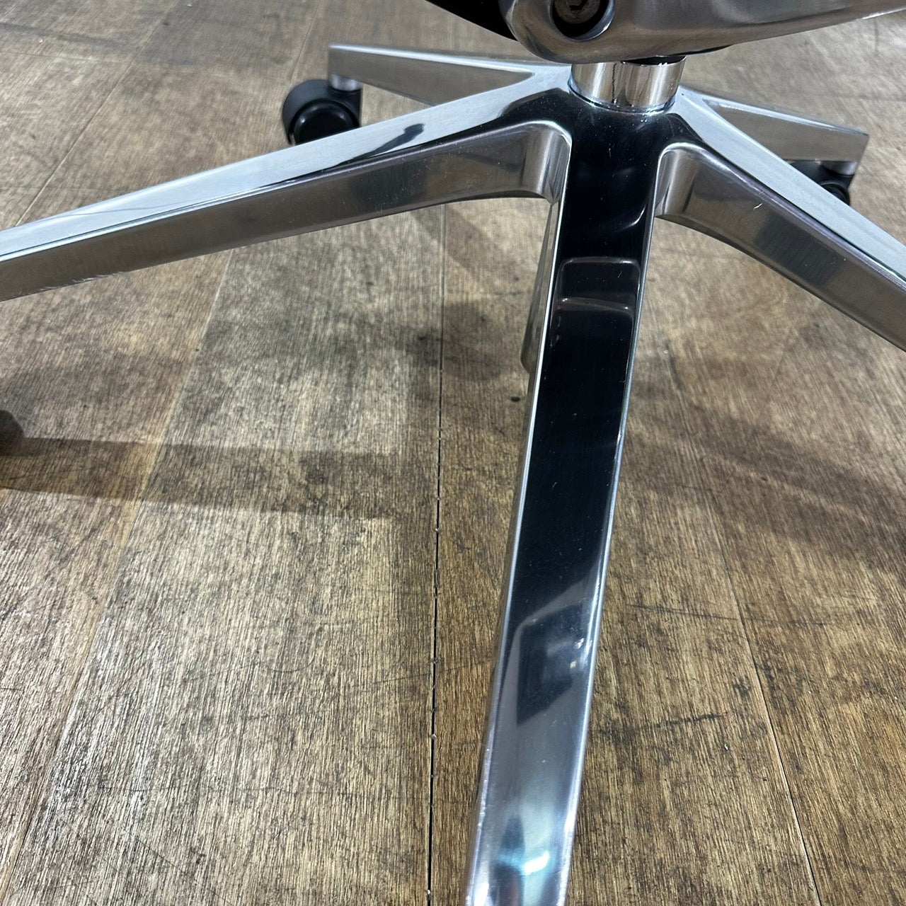 【送料無料】FURSYS CHXZ06UY 本革 オフィスチェア 稼働肘 役員 社長 中古① 2021年製