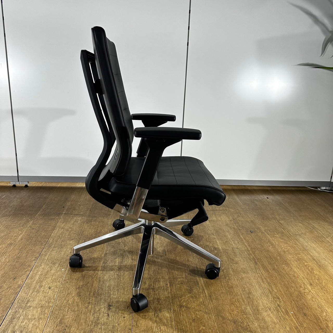 【送料無料】FURSYS CHXZ06UY 本革 オフィスチェア 稼働肘 役員 社長 中古① 2021年製