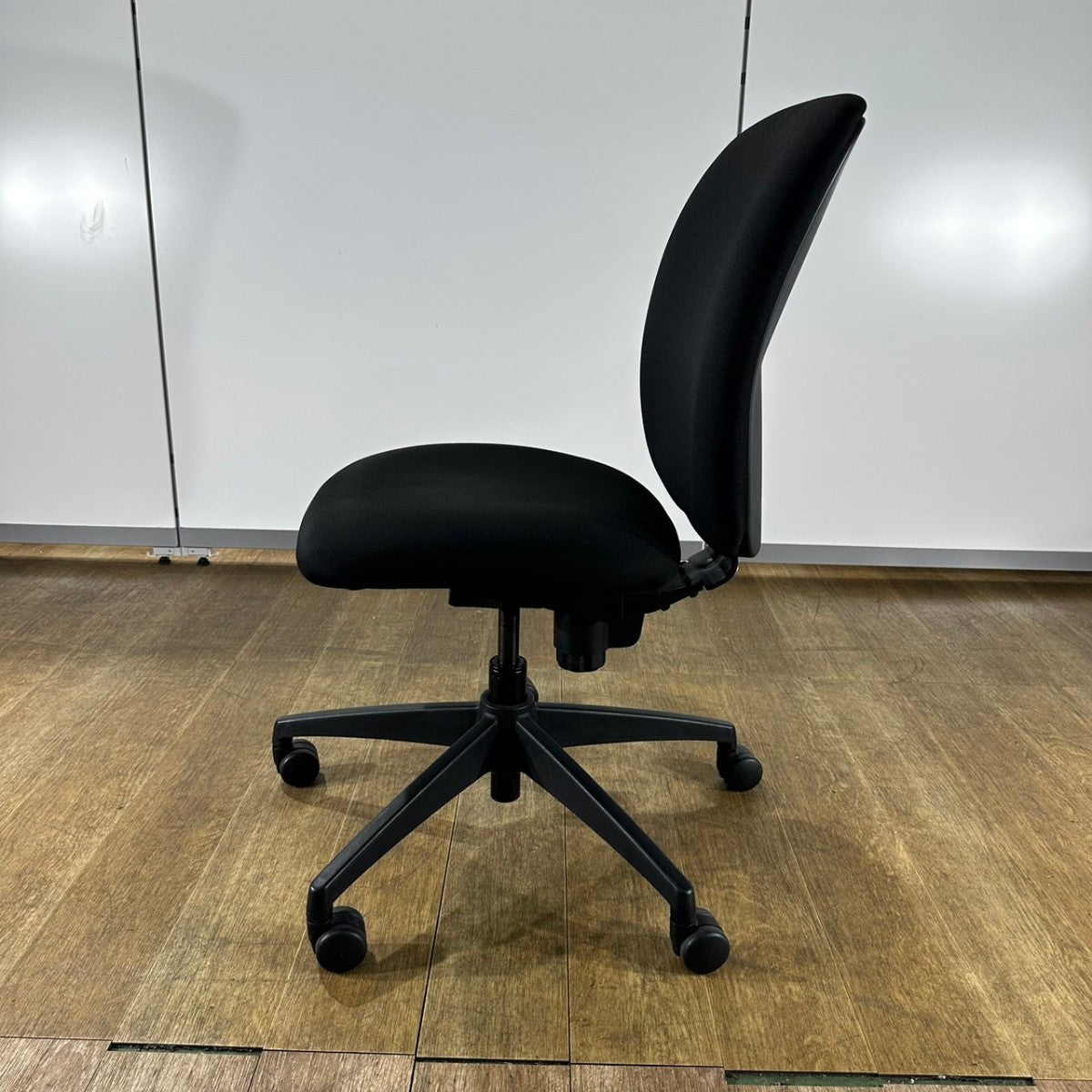 【送料無料】スチールケース ブラック 肘なし オフィスチェア 事務椅子 APT-2202 中古