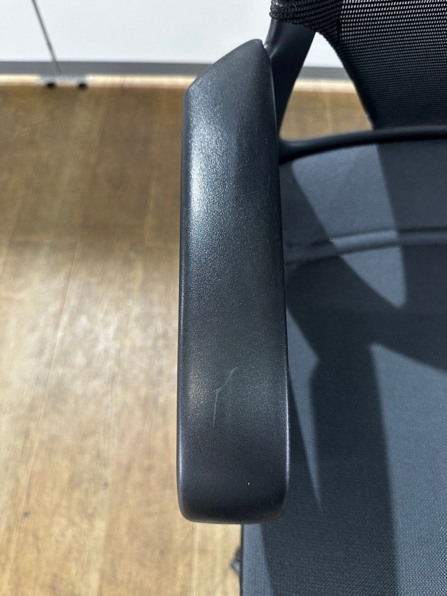 【送料無料】ウィルクハーン モダス オフィスチェア ブラック ヘッドレスト 肘付き 中古