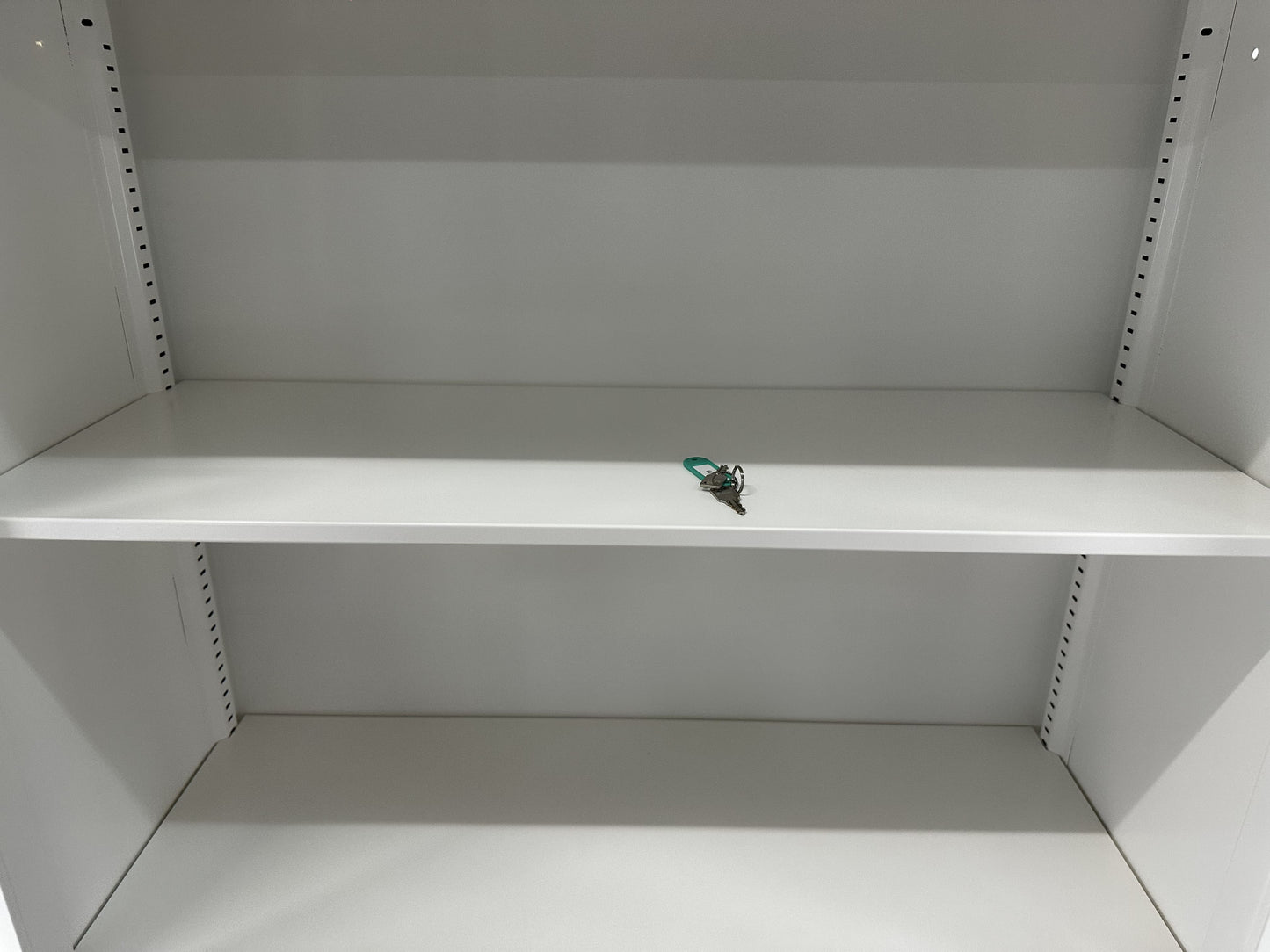 中古｜オカムラ スチール書庫 書庫 両開き A4 鍵付き 天板付き ホワイト 900 400 1200 2018年製