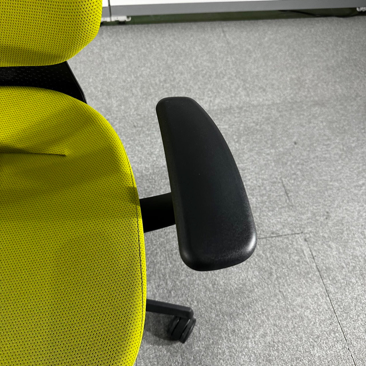 【送料無料】コクヨ ing イングチェア バーチカルタイプ 固定肘 事務椅子 2020年製 イエロー 中古