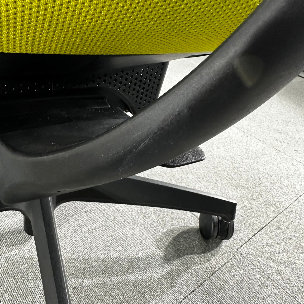 【送料無料】コクヨ ing イングチェア バーチカルタイプ 固定肘 事務椅子 2020年製 イエロー 中古