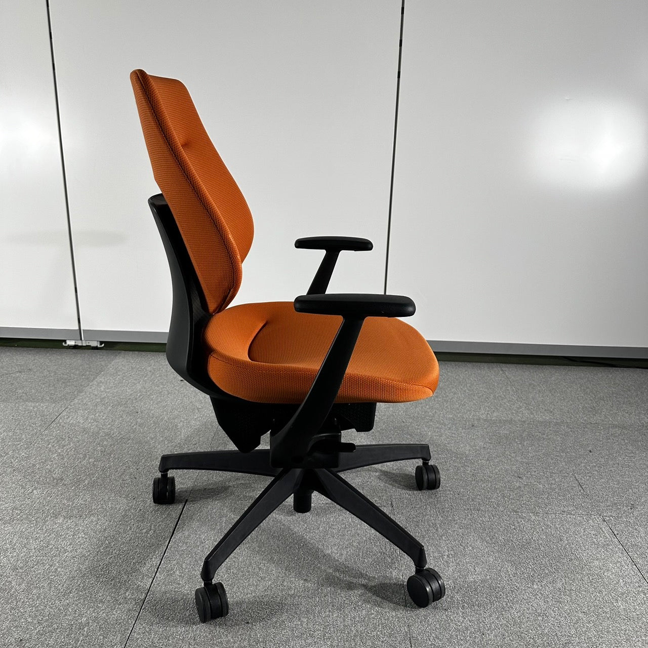 【送料無料】コクヨ ing イングチェア バーチカルタイプ 固定肘 事務椅子 2020年製 オレンジ 中古