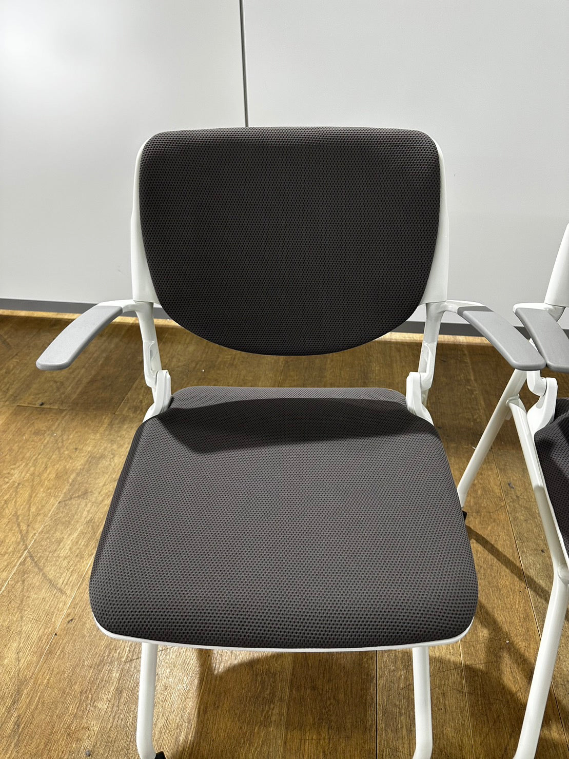 【送料無料】3脚 オカムラ ミーティングチェア 打合せ 会議 椅子 固定肘 グレー 2018年製 中古