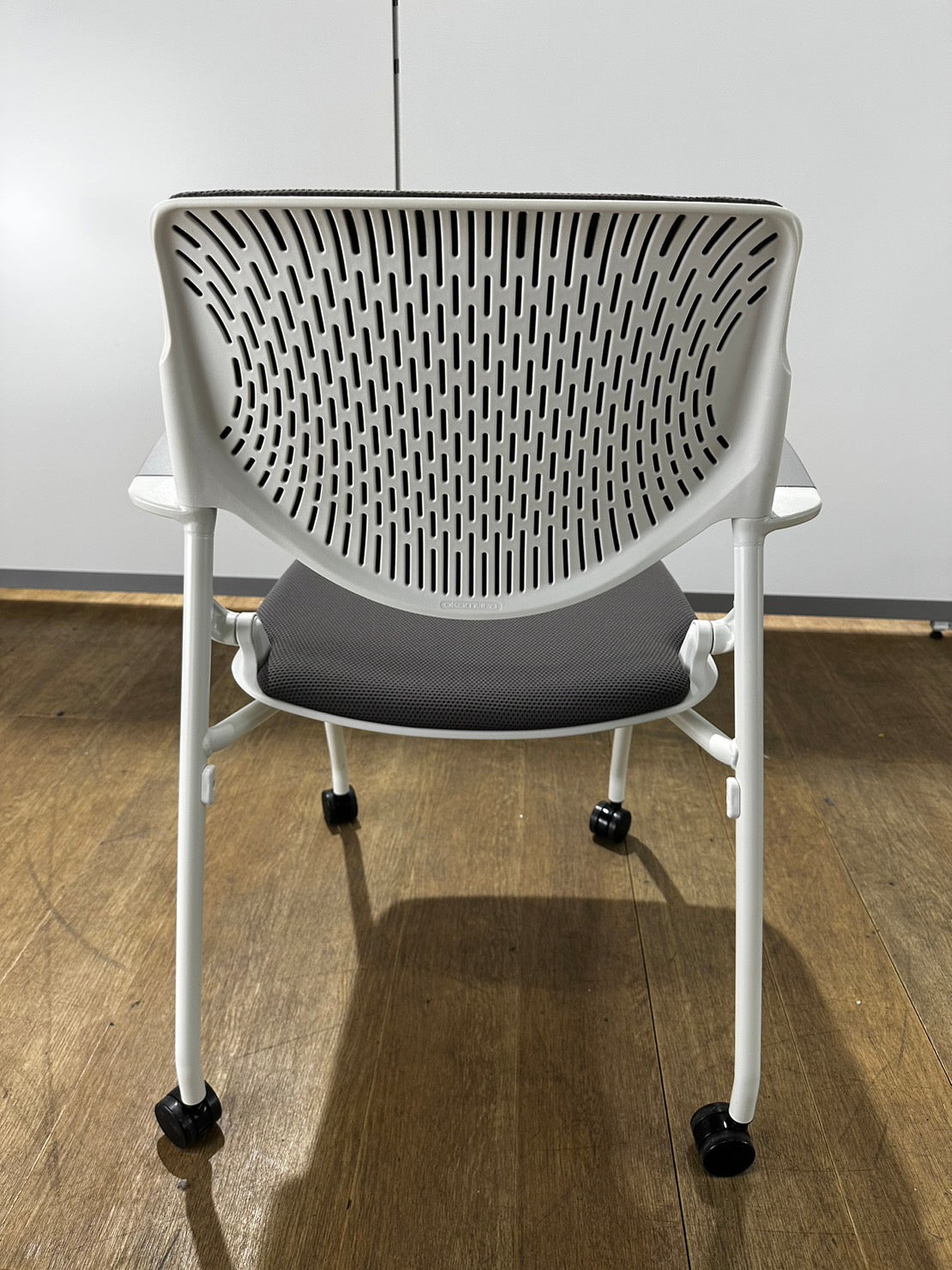 【送料無料】3脚 オカムラ ミーティングチェア 打合せ 会議 椅子 固定肘 グレー 2018年製 中古