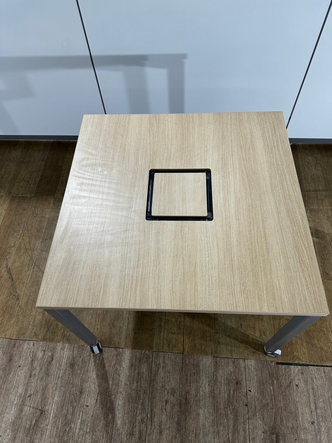 中古｜オカムラ 正方形 会議テーブル アプションフリー W900 D900 H720 2018年製