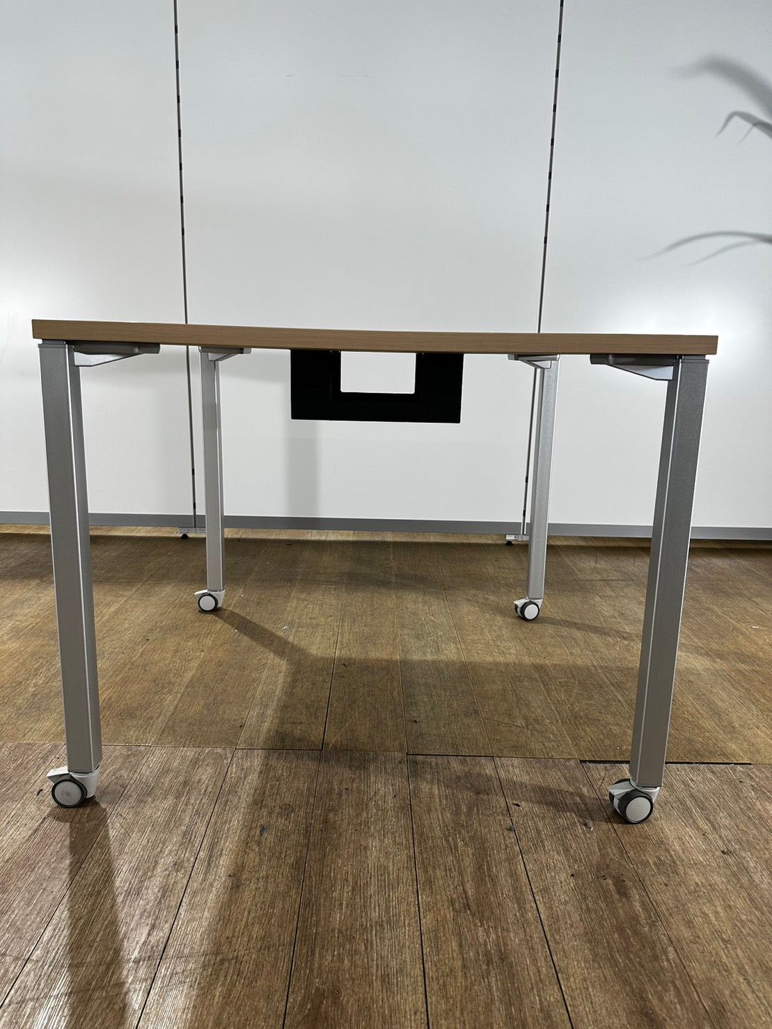 中古｜オカムラ 正方形 会議テーブル アプションフリー W900 D900 H720 2018年製