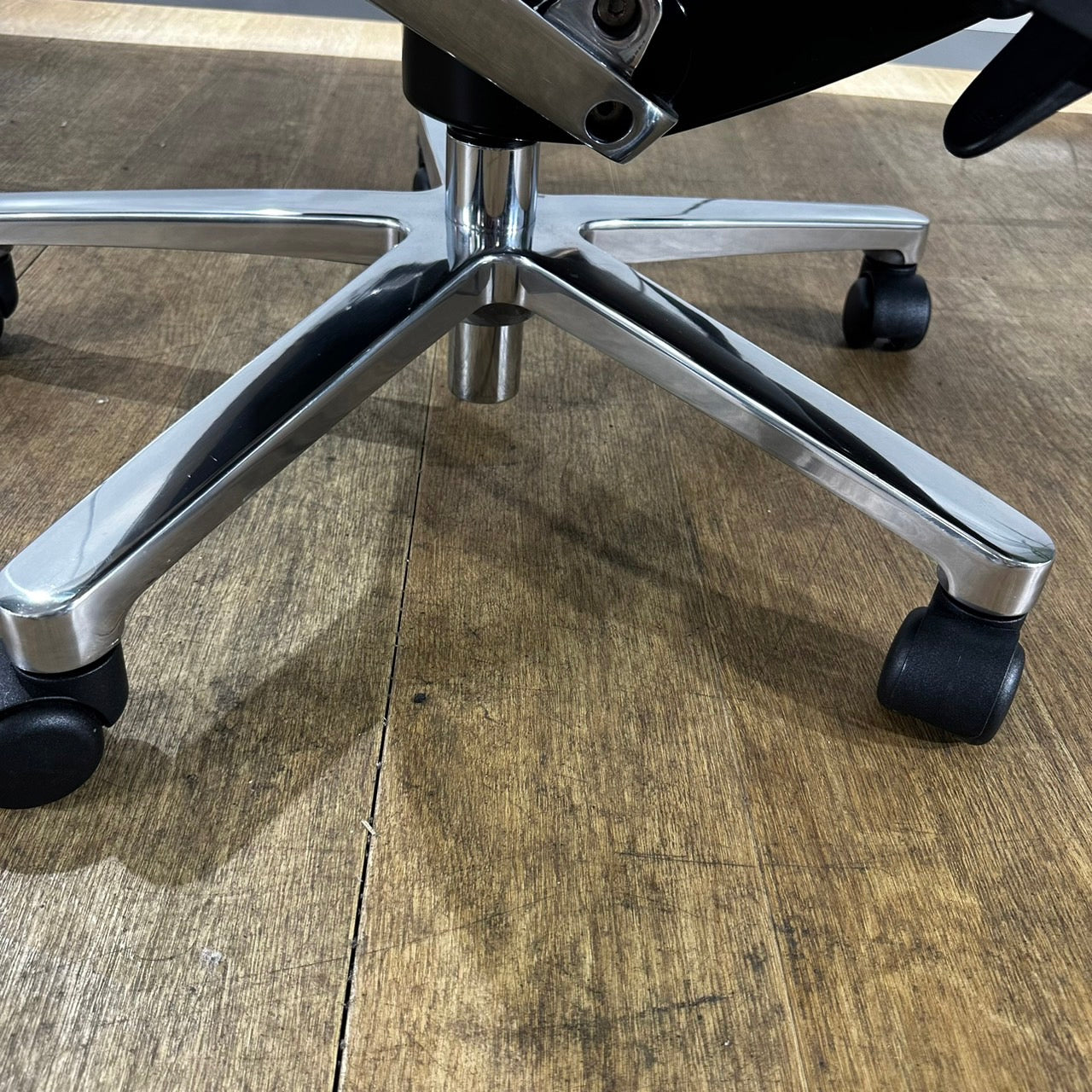 【送料無料】FURSYS CH5201 カンファレンスチェア 高級チェア 本革 ブラック 2022年製 中古①
