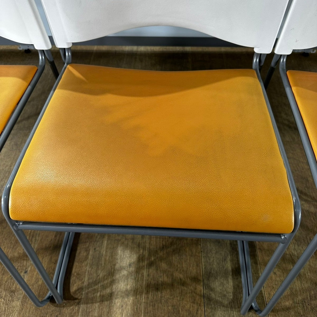 【送料無料/訳あり】4脚 ミーティングチェア 会議 椅子 打合せ オレンジ 中古