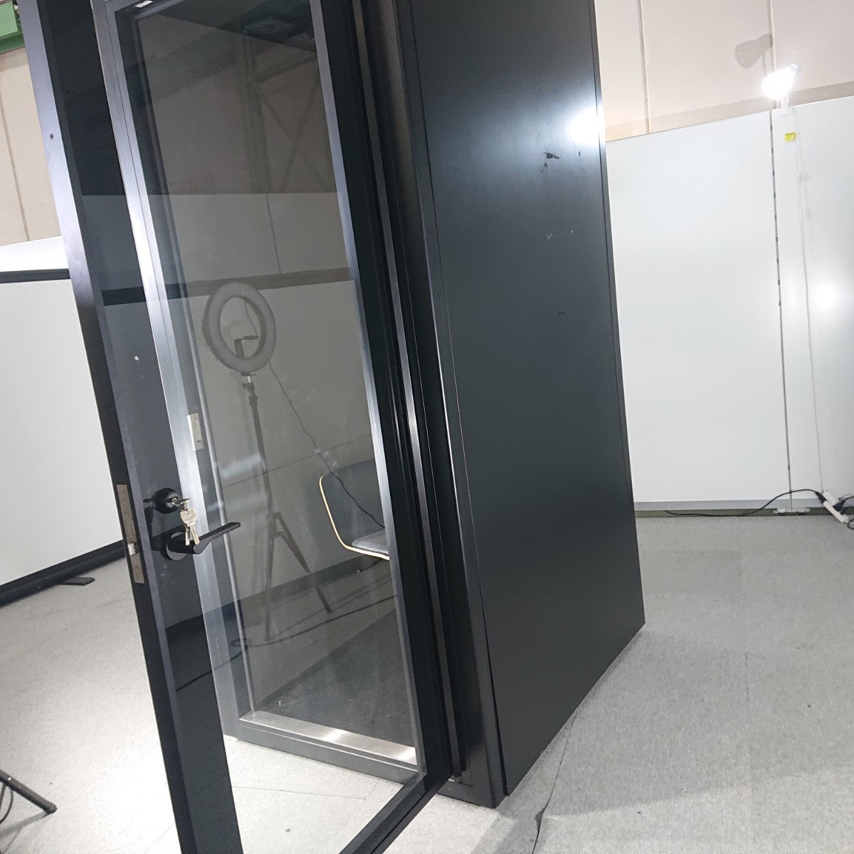 オカムラ テレキューブ TELECUBE 個室防音ブース テレビ会議 防音 鍵あり2020年製 中古