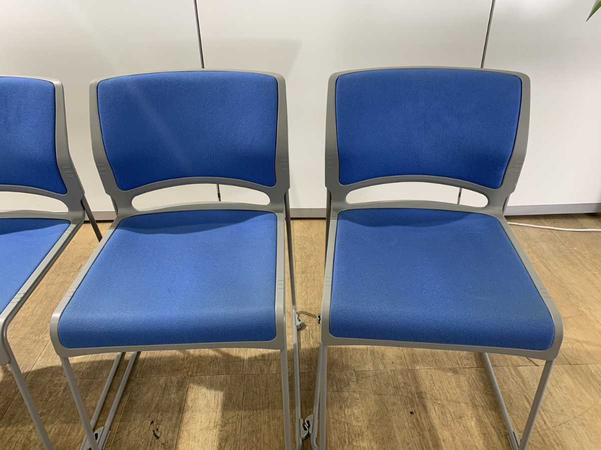 ４脚 オカムラ LITTOシリーズ スタックチェア 会議 椅子 座面ブルー