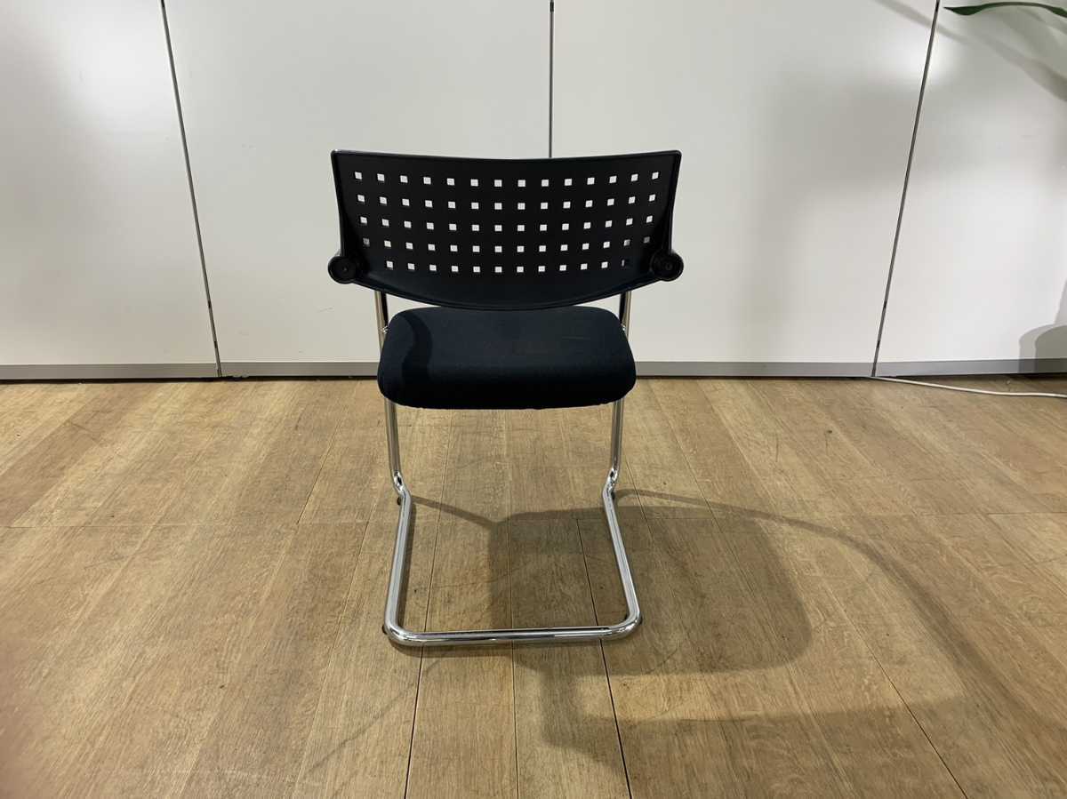 【送料無料】ヴィトラ 会議椅子 ビザビ  スタッキング可 座面レッド/背ブラック中古